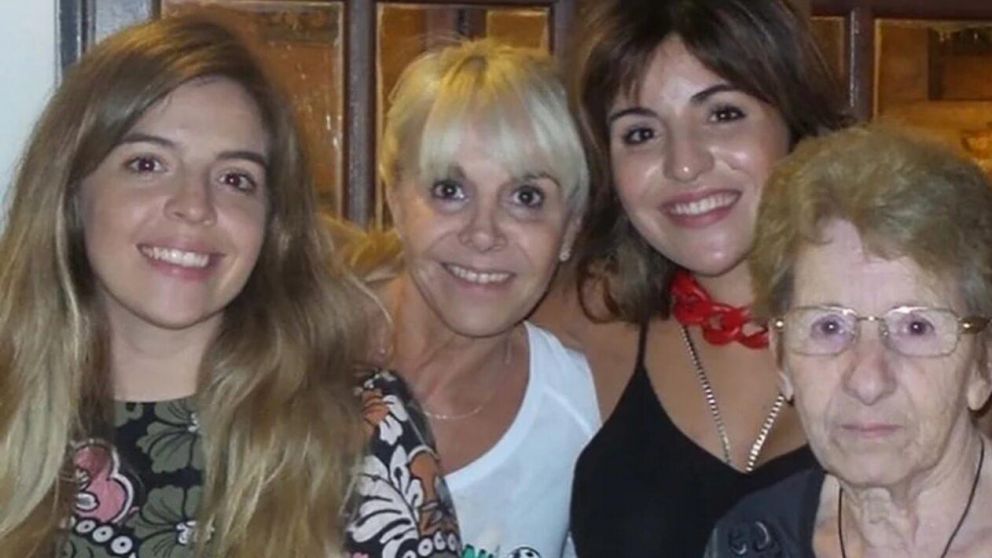 "Pochi" junto a su hija y nietas, Claudia, Dalma y Gianina.