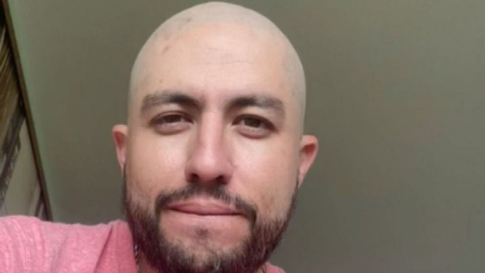 Un hombre regresó borracho a su casa, se durmió y sus hijos aprovecharon para raparlo (Imagen TikTok).