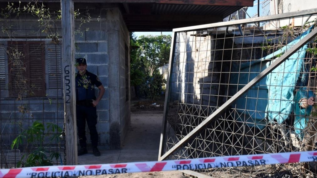 Los investigadores retomaron el trabajo en la vivienda del doble crimen (Foto Télam).