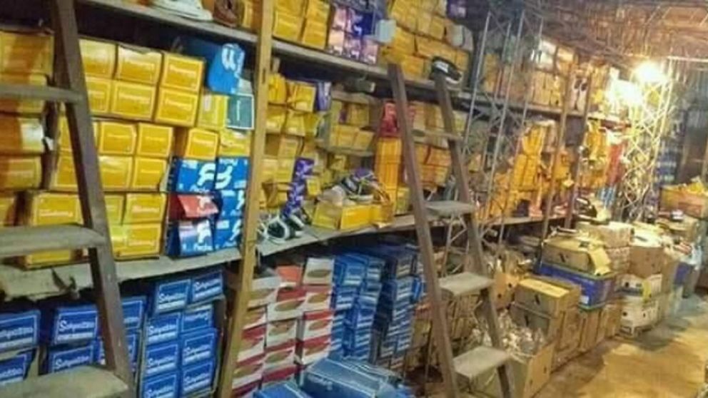 El depósito de zapatillas está ubicado en Los Hornos, ciudad de La Plata.