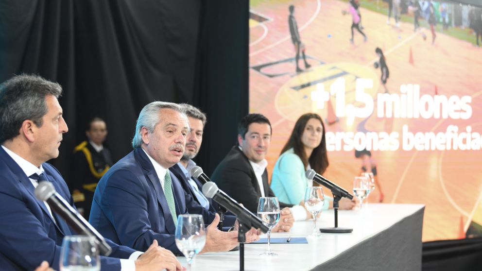 Alberto Fernández y Sergio Massa anunciaron que se mantiene el alivio para clubes de barrio.