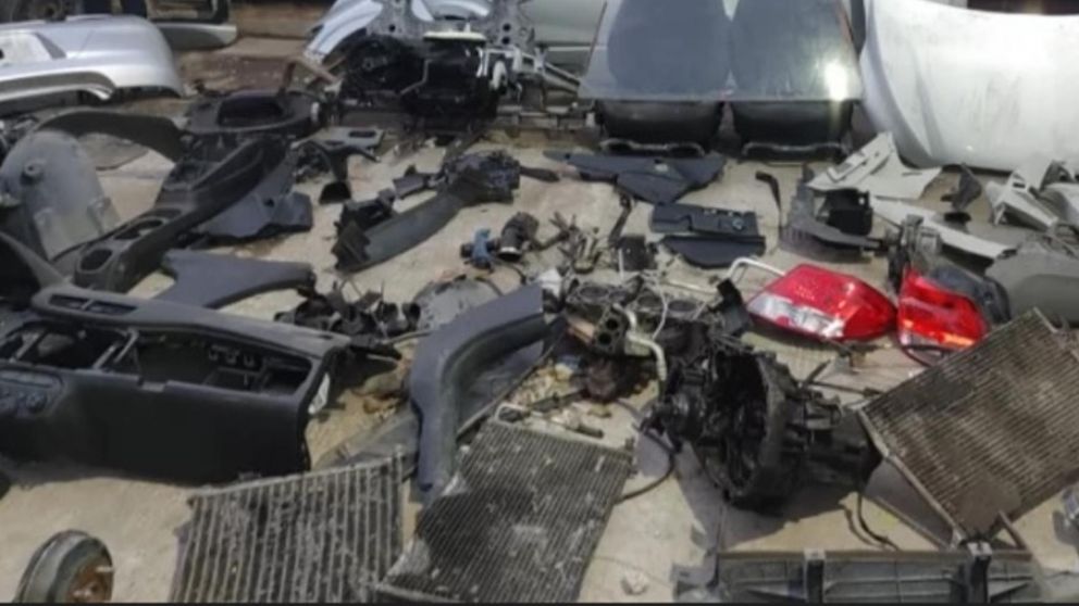 Algunas de las autopartes que fueron secuestradas por los investigadores.