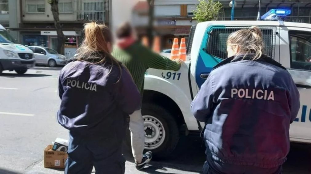 Rob� col�geno y preservativos de una farmacia: lo agarraron in fraganti.