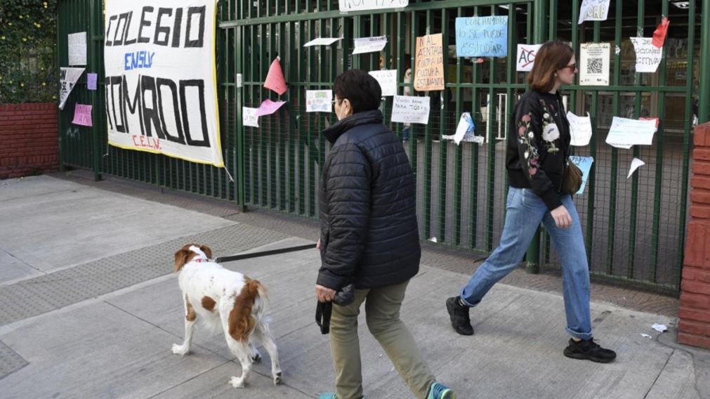 Siguen las tomas de colegios secundarios porte�os y marchar�n esta tarde (Archivo/T�lam).