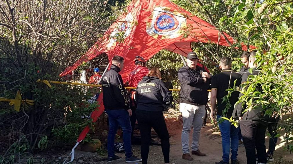 Arduo trabajo de bomberos en la casa de barrio Autódromo para recuperar los cuerpos de las dos mujeres desaparecidas (Gentileza La Voz).
