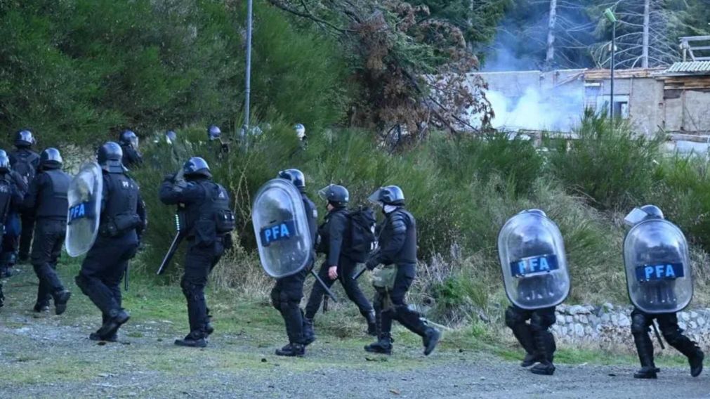 Miembros de la Policía Federal, en pleno procedimiento en Villa Mascardi.