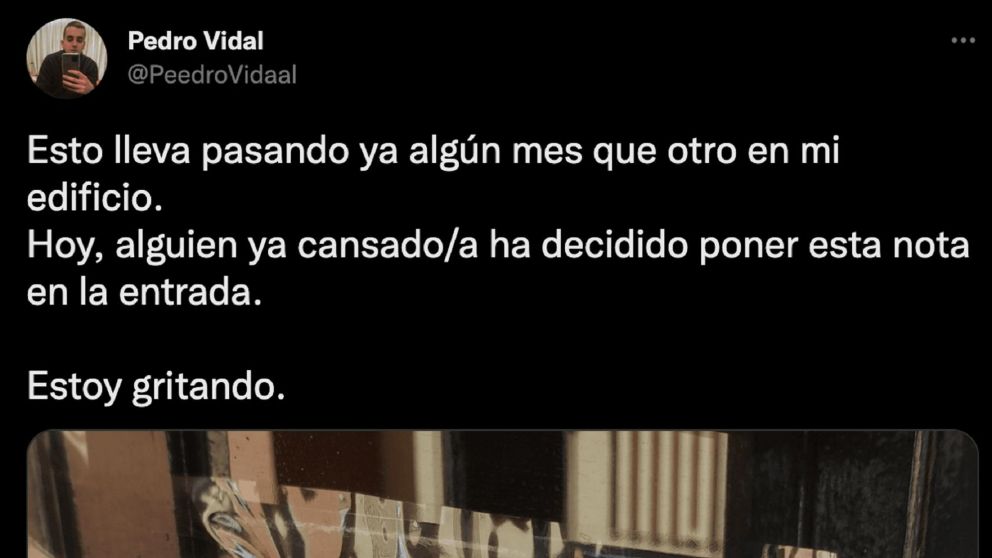 Se hartó de los ruidos sexuales de sus vecinos y colgó un cartel que generó polémica en las redes sociales.