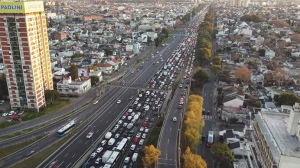 Tránsito congestionado en los accesos a la ciudad de Buenos Aires (Imagen ilustrativa).