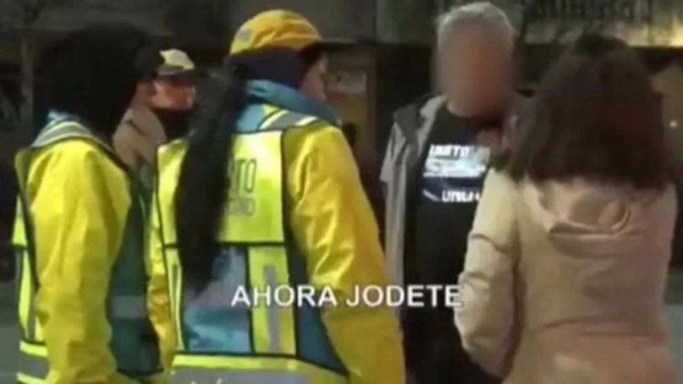 Lo detuvieron por manejar borracho, discutió con los agentes y su esposa lo retó (Imagen captura vídeo).