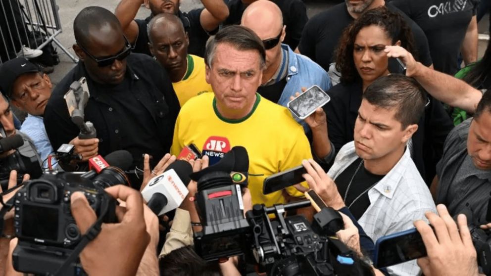 Tras votar a las afueras de R�o de Janeiro, el mandatario Jair Bolsonaro comparti� unas palabras con la prensa. .