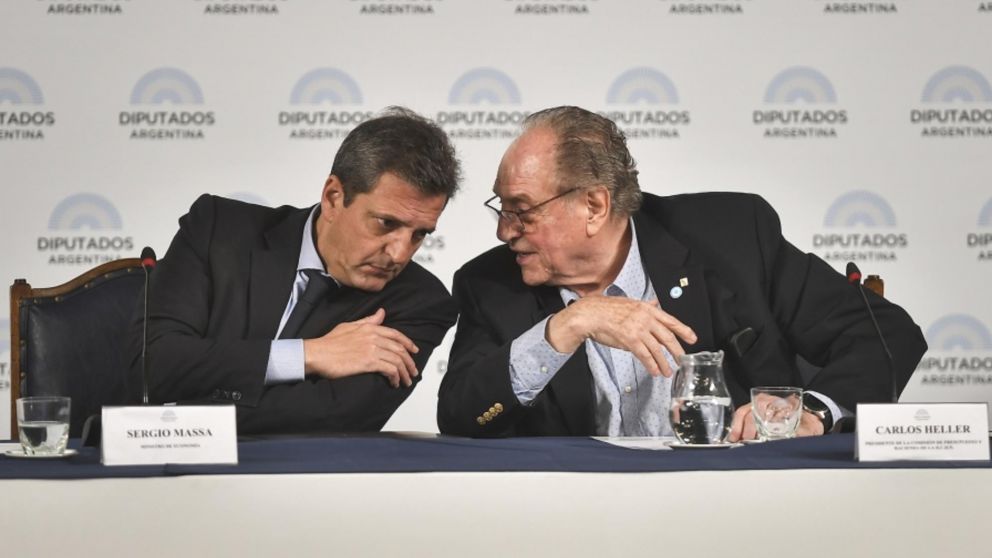 El ministro de Economía, Sergio Massa, junto al presidente de la Comisión de Presupuesto, Carlos Heller (Archivo/Télam).