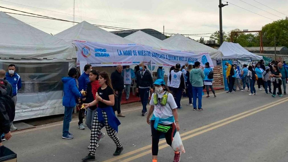 Durante el recorrido de la peregrinación a Luján hay varios puestos para que la gente se hidrate (Twitter).