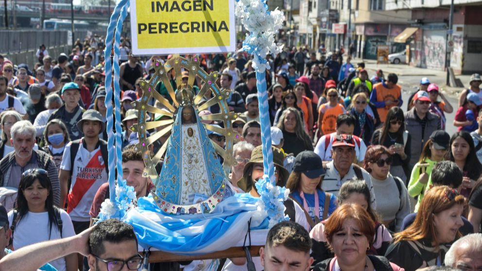 Cientos de miles de fieles caminaban en la mañana de este sábado rumbo al Santuario de Luján (Télam).