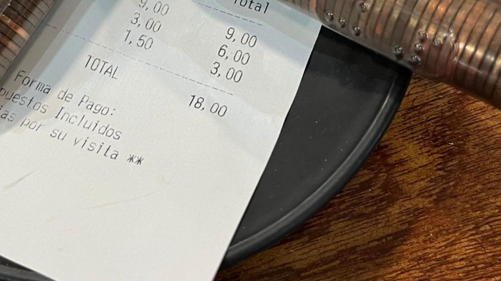 La peculiar forma de dejar propina del comensal se viralizó en Twitter.