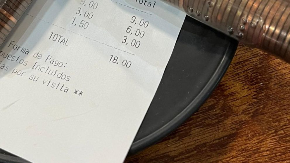 La peculiar forma de dejar propina del comensal se viraliz� en Twitter.