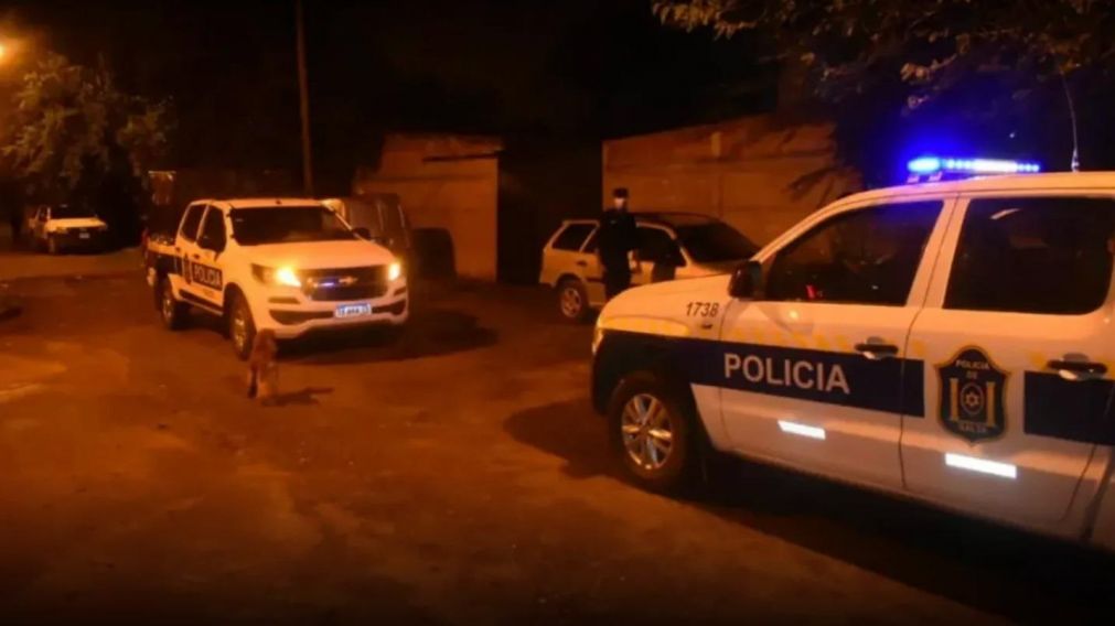 La policía y algunos vecinos evitaron el intento de suicidio (Twitter).