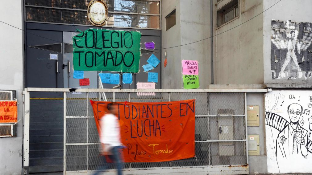 Estudiantes de al menos 15 escuelas secundarias de la CABA manten�an esta ma�ana las medidas de protesta (T�lam).