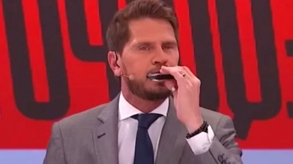 ¿Lo tenías? El "Pollo" Vignolo sorprendió a todos en pleno programa al interpretar el himno.