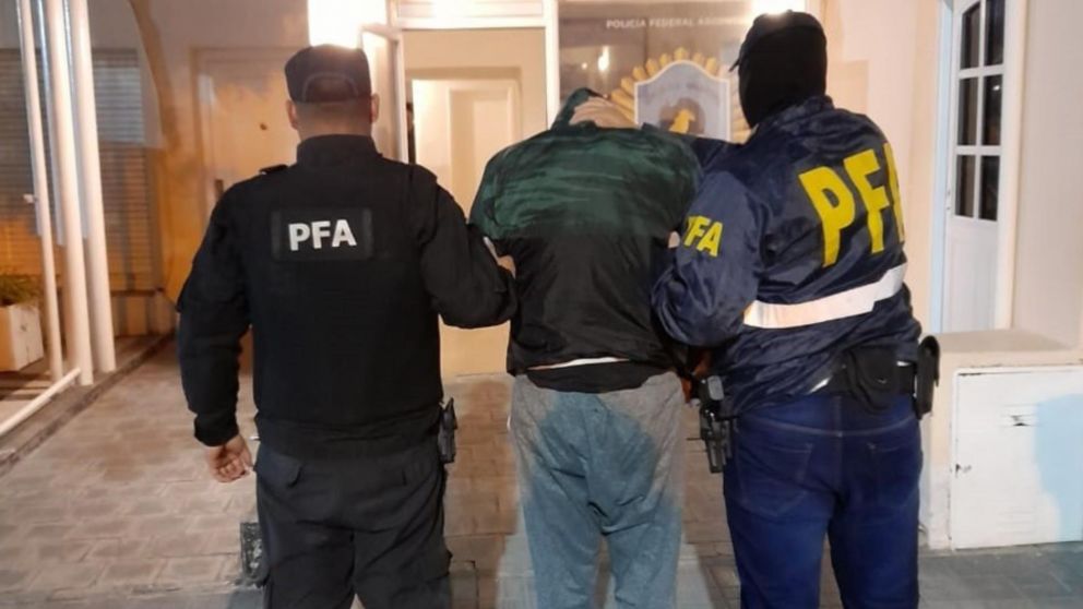 El sujeto fue detenido por los integrantes de la Policía Federal Argentina.