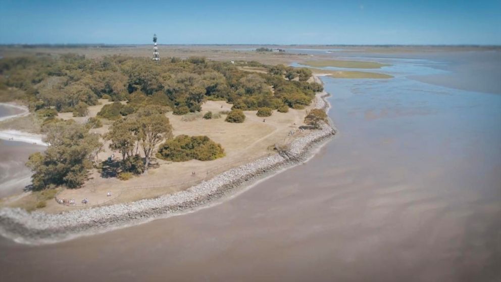 El balneario bonaerense donde el sol sale y se oculta sobre el mar.