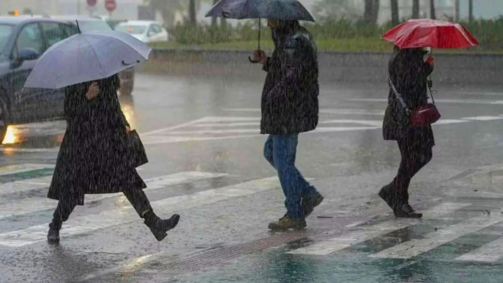 Alerta meteorológica en seis provincias por fuertes lluvias y caída de granizo.