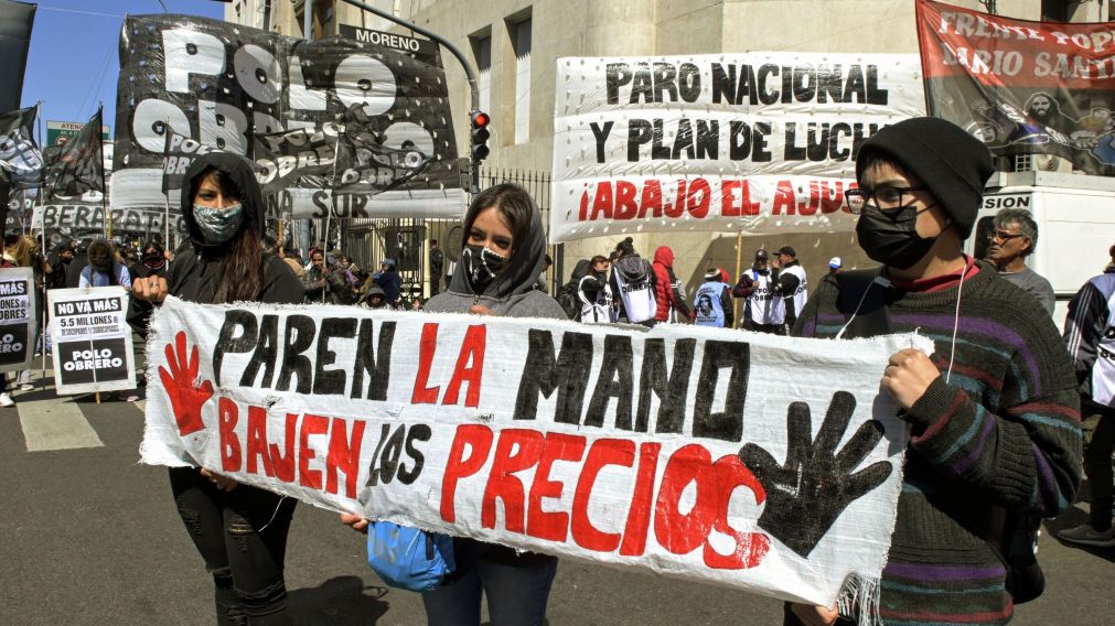 Las organizaciones sociales permanecen desde el martes frente al Ministerio de Desarrollo Social, en la avenida 9 de Julio (Télam).