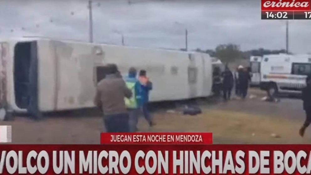 Volc� micro de Boca y muri� una mujer: el colectivo pinch� una rueda y cruz� de carril.