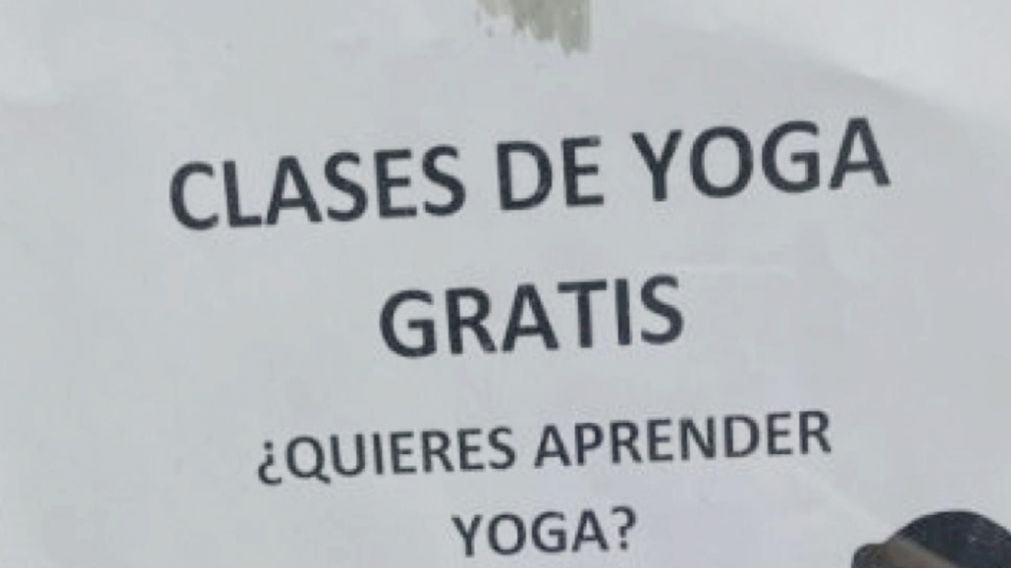 El cartel viral que ofrece "clases de yoga gratis" y se trata de un engaño maravilloso que merece aplausos