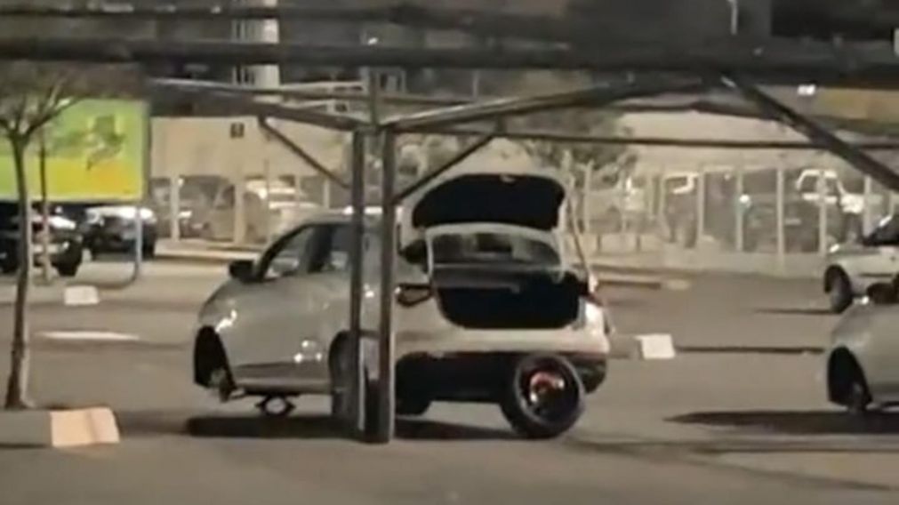 Varios autos quedaron sin ruedas mientras estaban estacionados en un supermercado.