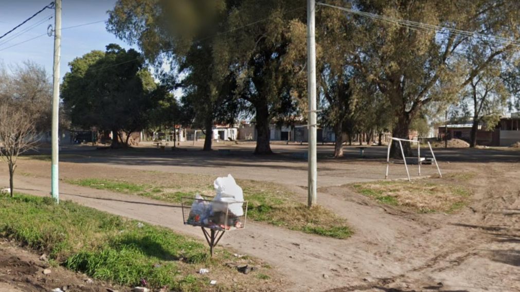 Acá, en esta plaza, la víctima fue agredida a disparos por los malvivientes.