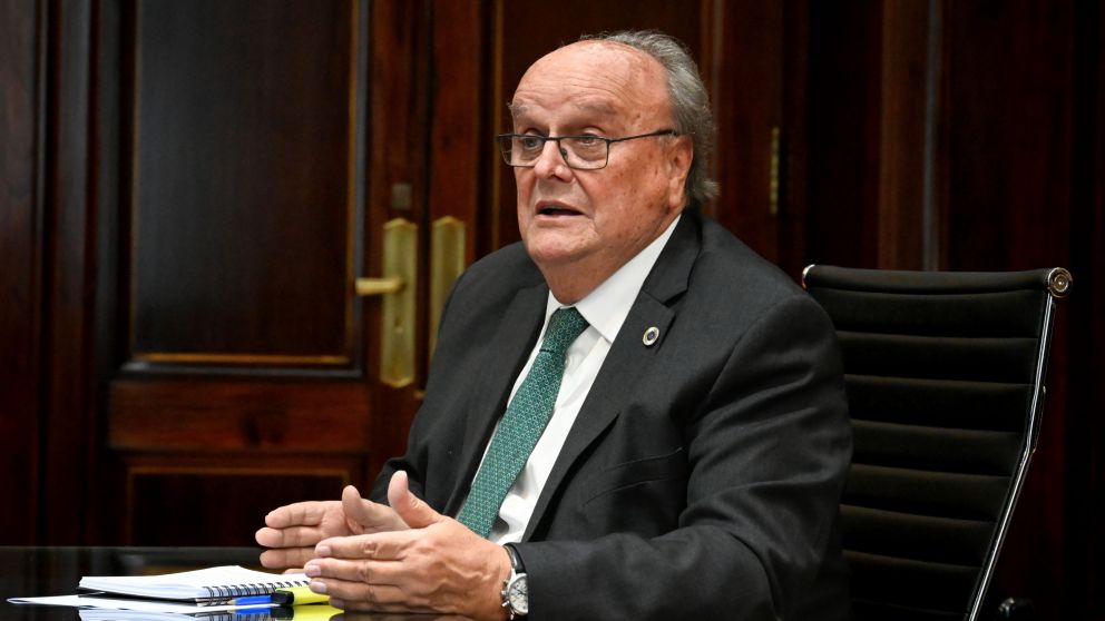 De Mendiguren se mostró preocupado por el conflicto que paralizó la industria del neumático.