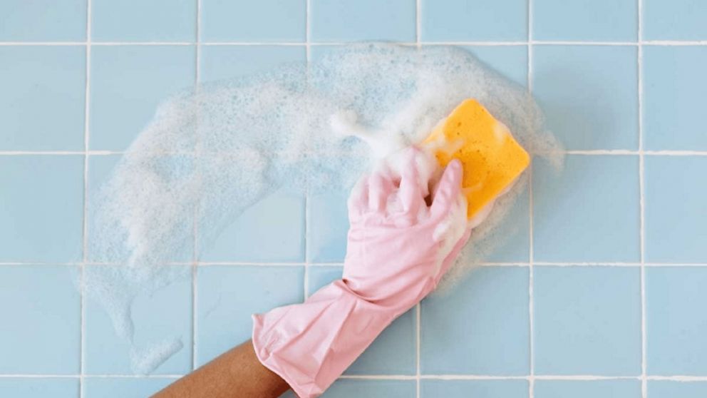 Trucos caseros para dejar como nuevos los azulejos del baño y la cocina.