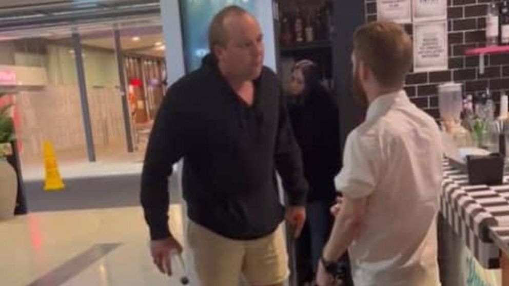 El cliente se enfureció por una broma del mesero del restaurante.
