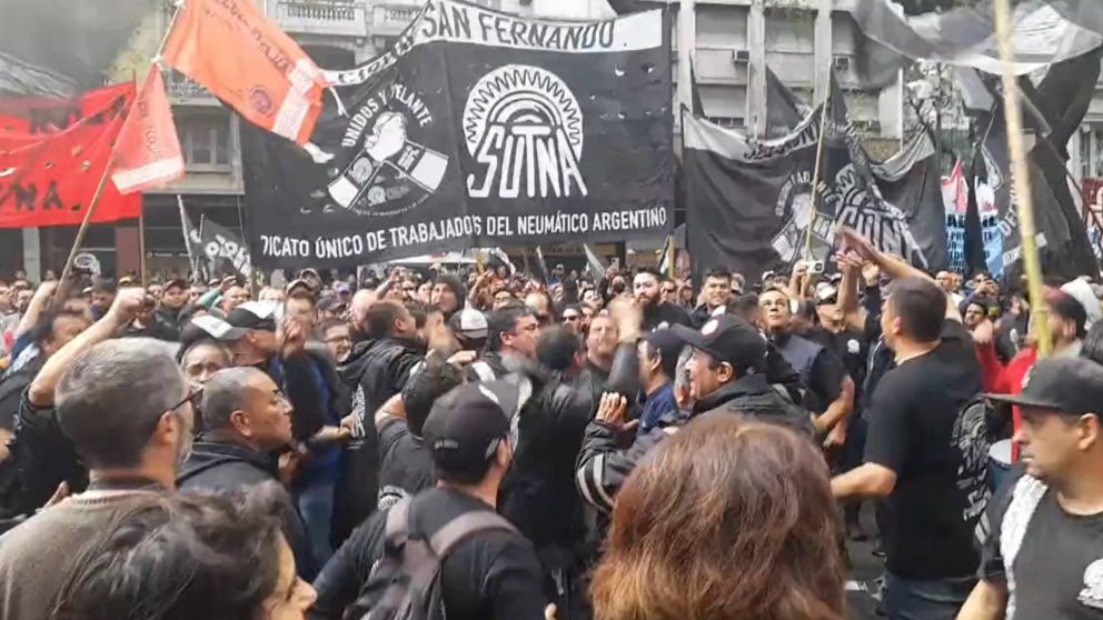 Reunión de empleados del neumático con representantes del Ministerio de Trabajo: fracasaron las negociaciones.