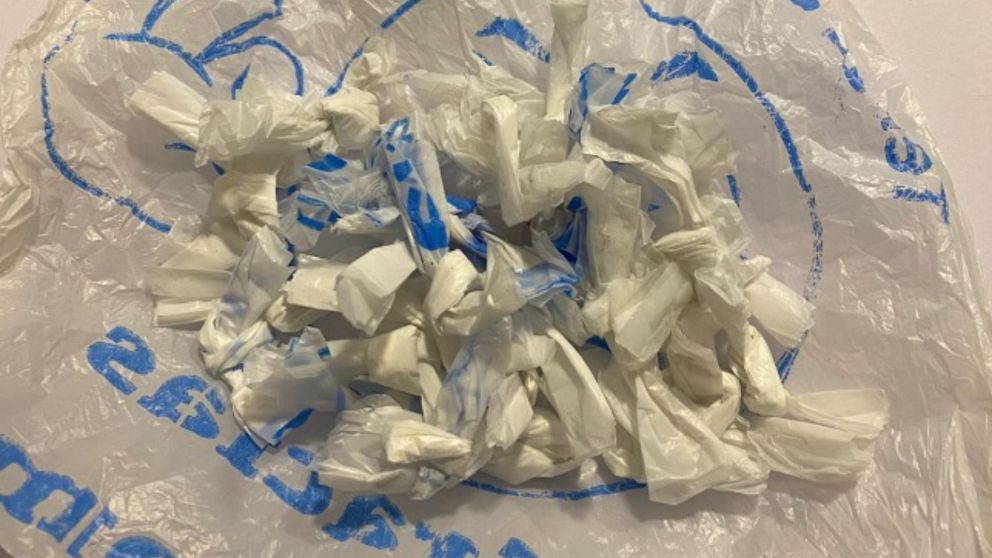 Parte de las envoltorios con cocaína que fueron hallados en este procedimiento.