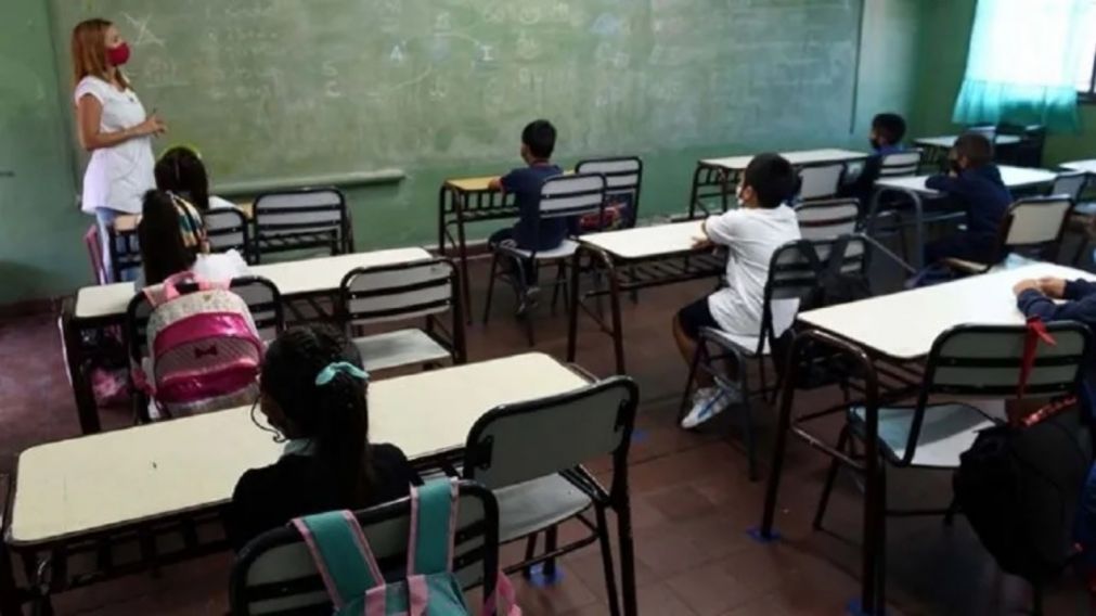 La implementación de una hora más de clase por día significa 38 días más de cursada por año.