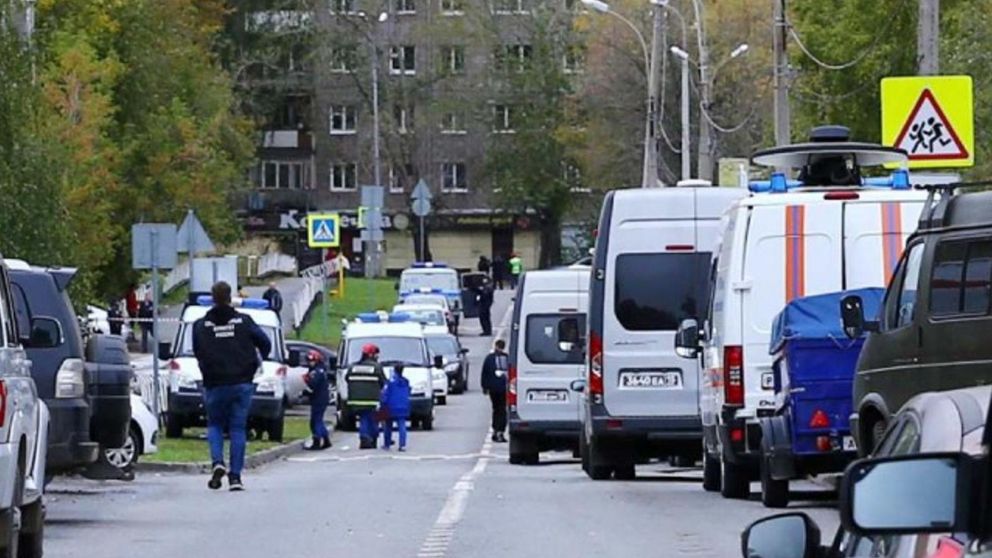Fuerte operativo alrededor de la escuela de Izhevsk, en Udmurtia, donde ocurrió el ataque (Twitter).