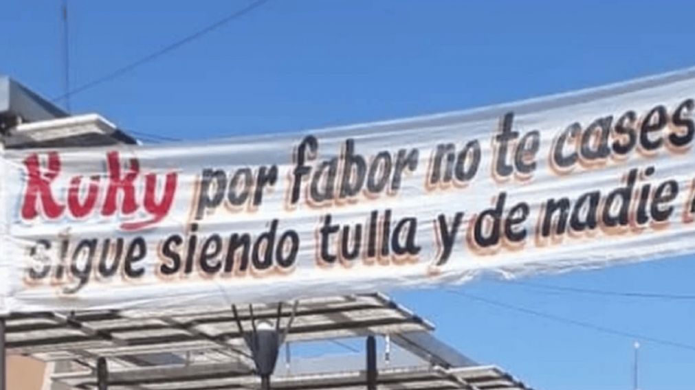 Un ins�lito pasacalles que colgaron en Santiago del Estero se volvi� viral en las redes sociales.