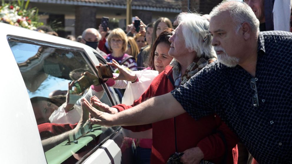 Cientos de personas fueron a despedir a Carlitos Bal� (T�lam).