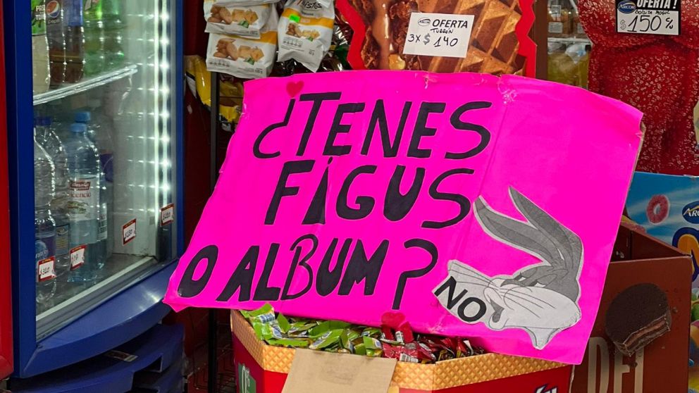 Hartos: una joven recopil� los mejores carteles de los kiosquieros por la falta de figuritas del Mundial Qatar 2022 y se volvi� viral