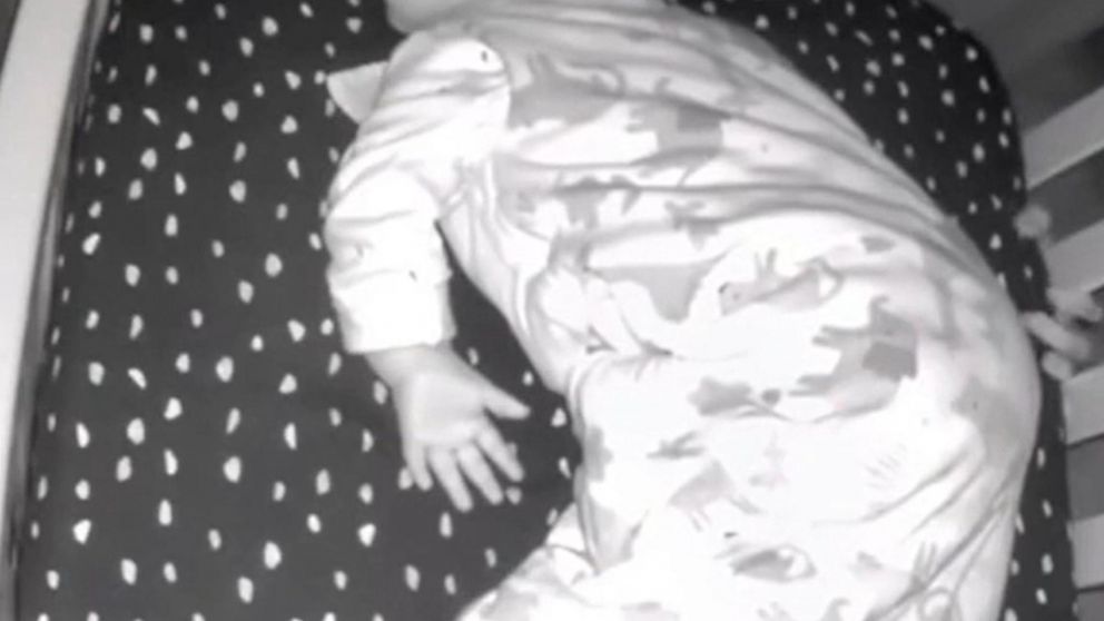 El video muestra una mano intentando agarrar a la beba desde debajo de su cuna.