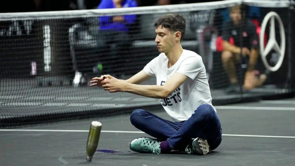 El activista prendió fuego su brazo luego de saltar a la cancha.