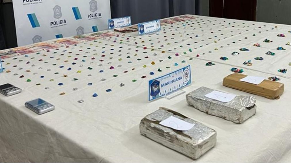 Parte de los estupefacientes que fue secuestrada por los investigadores policiales.