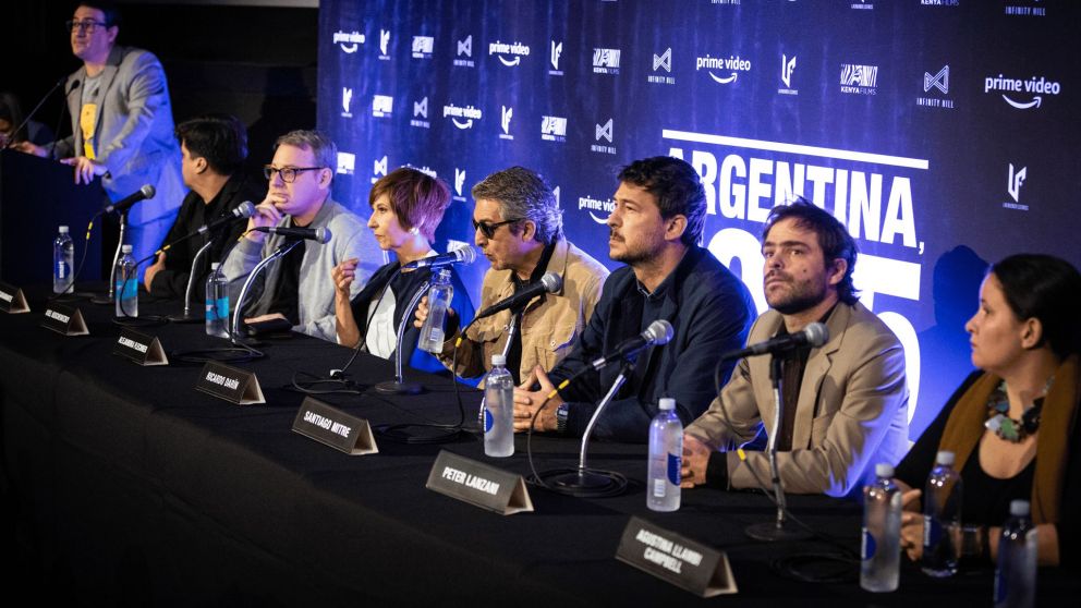 El elenco principal, junto a varios de los productores, se presentaron tras la proyección en el Cinemark Palermo.