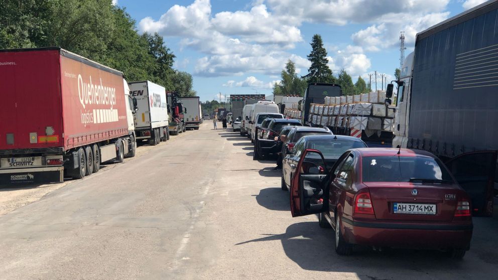 En las �ltimas horas se multiplicaron los grupos en redes sociales que ofrecen consejos sobre c�mo salir de Rusia.