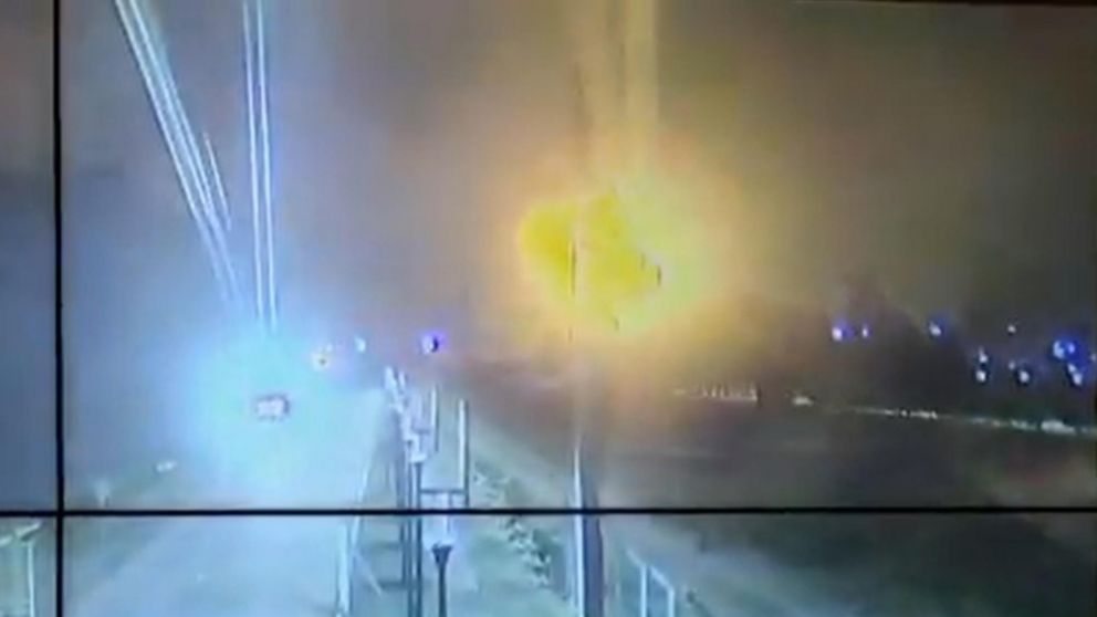 El momento de la explosión que se produjo en un parque petroquímico de Plaza Hincul (Captura de video).