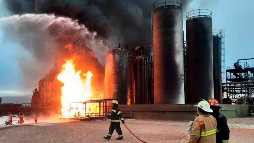 La explosión seguida de incendio se produjo en un parque petroquímico de Plaza Huincul (Gentileza RioNegro.com.ar).