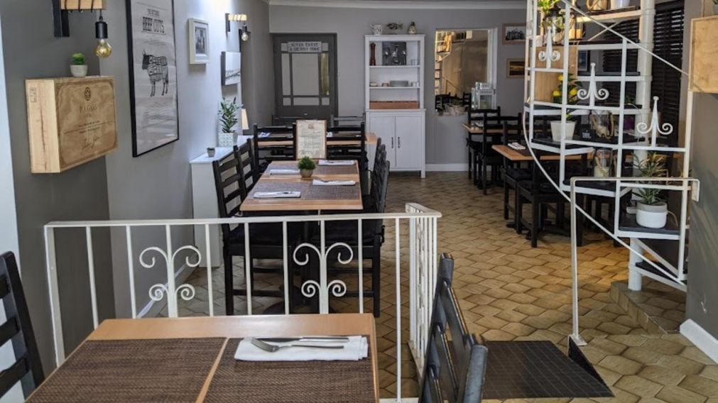 El restaurante recibió una calificación de dos estrellas y el dueño le contestó al cliente.
