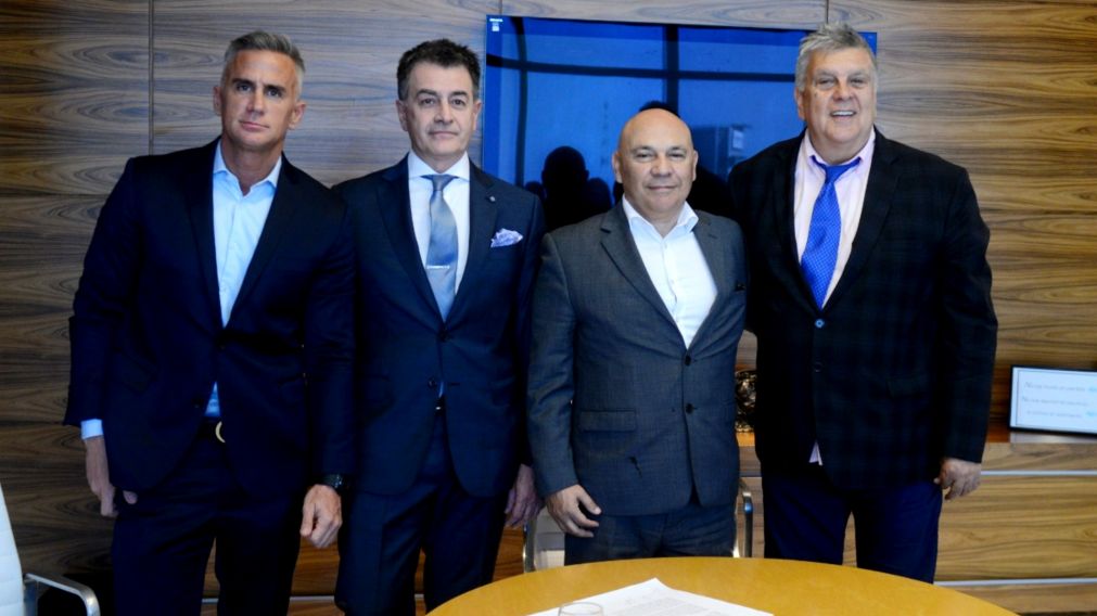 El CEO del Grupo Olmos, Raúl Olmos; el vicepresidente del grupo, Marcelo Carbone; Leandro Camani, empresario responsable de la productora Red Cube, y Luis Ventura, presidente de APTRA.