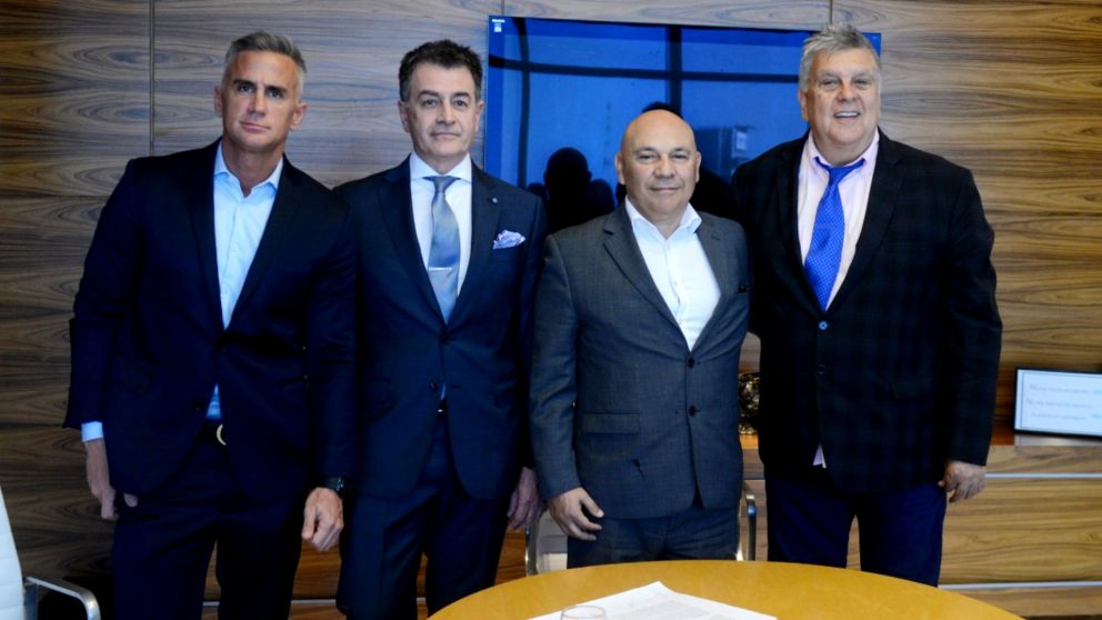 El CEO del Grupo Olmos, Raúl Olmos; el vicepresidente del grupo, Marcelo Carbone; Leandro Camani, empresario responsable de la productora Red Cube, y Luis Ventura, presidente de APTRA.